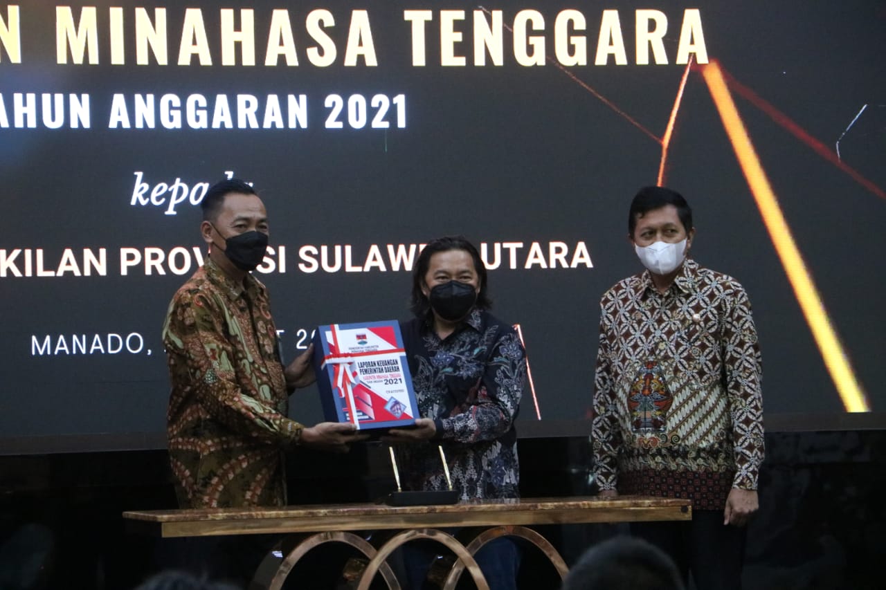 lkpd-diserahkan-langsung-oleh-bupati-james-sumendap-ke-kepala-bpk-perwakilan-sulut-karyadi.jpg