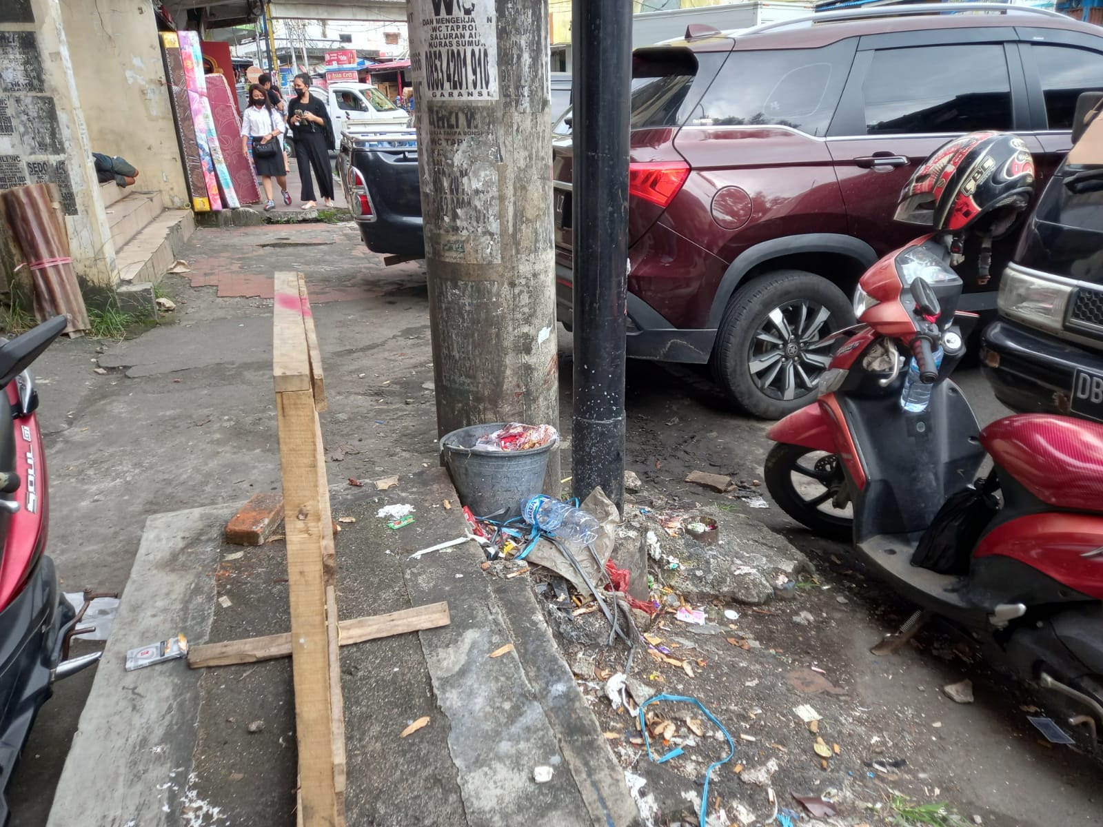 lokasi-penganiayaan-salah-satu-warga-membuka-ember-plastik-yang-masih-ada-hhgh.jpg
