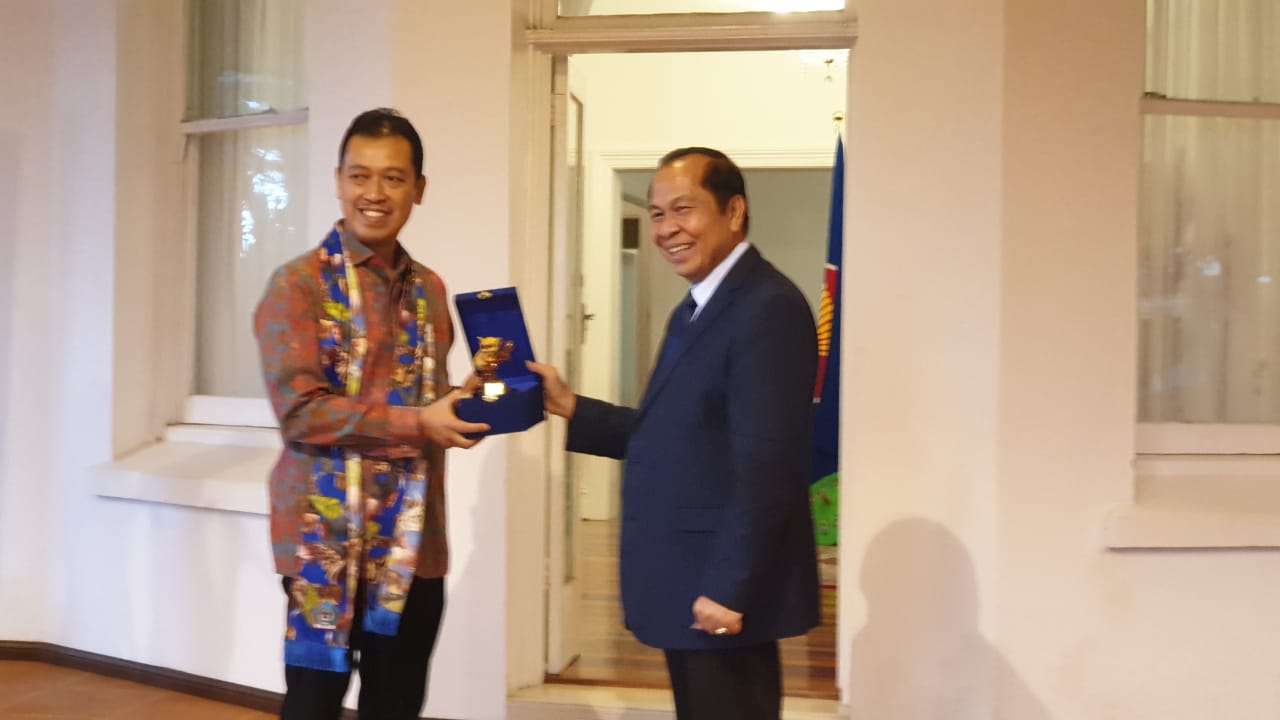 Lomban Bahas Program Pendidikan dan Pariwisata Bersama Konjen RI di Australia