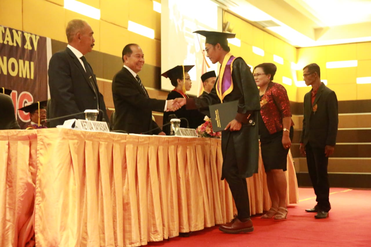 lomban-sampaikan-ini-ke-116-wisudawan-stie-petra-bitung.jpg