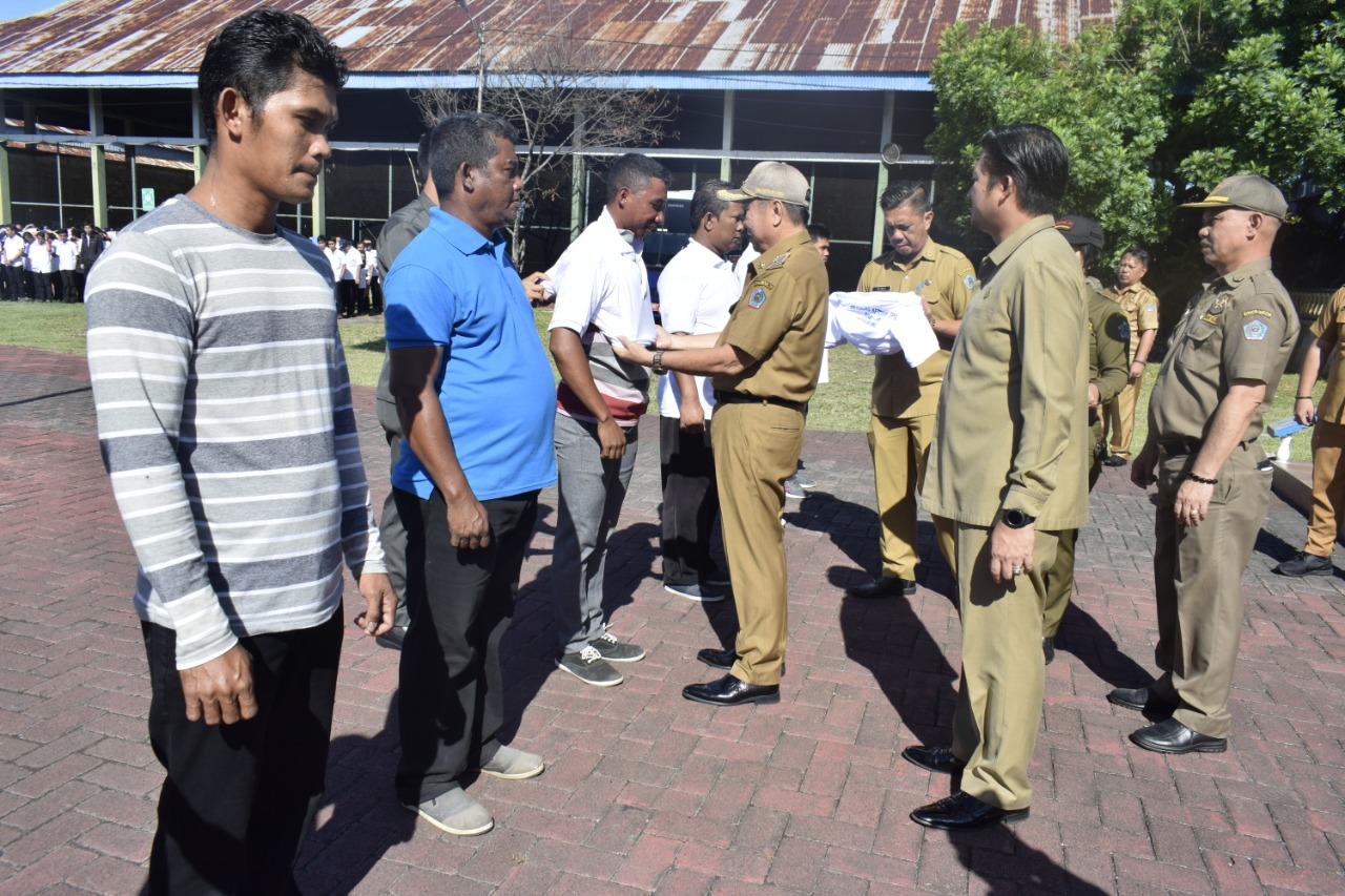 lomban-sematkan-seragam-petugas-keamanan-di-tps-pemkot-kirim-1350-personel.jpg