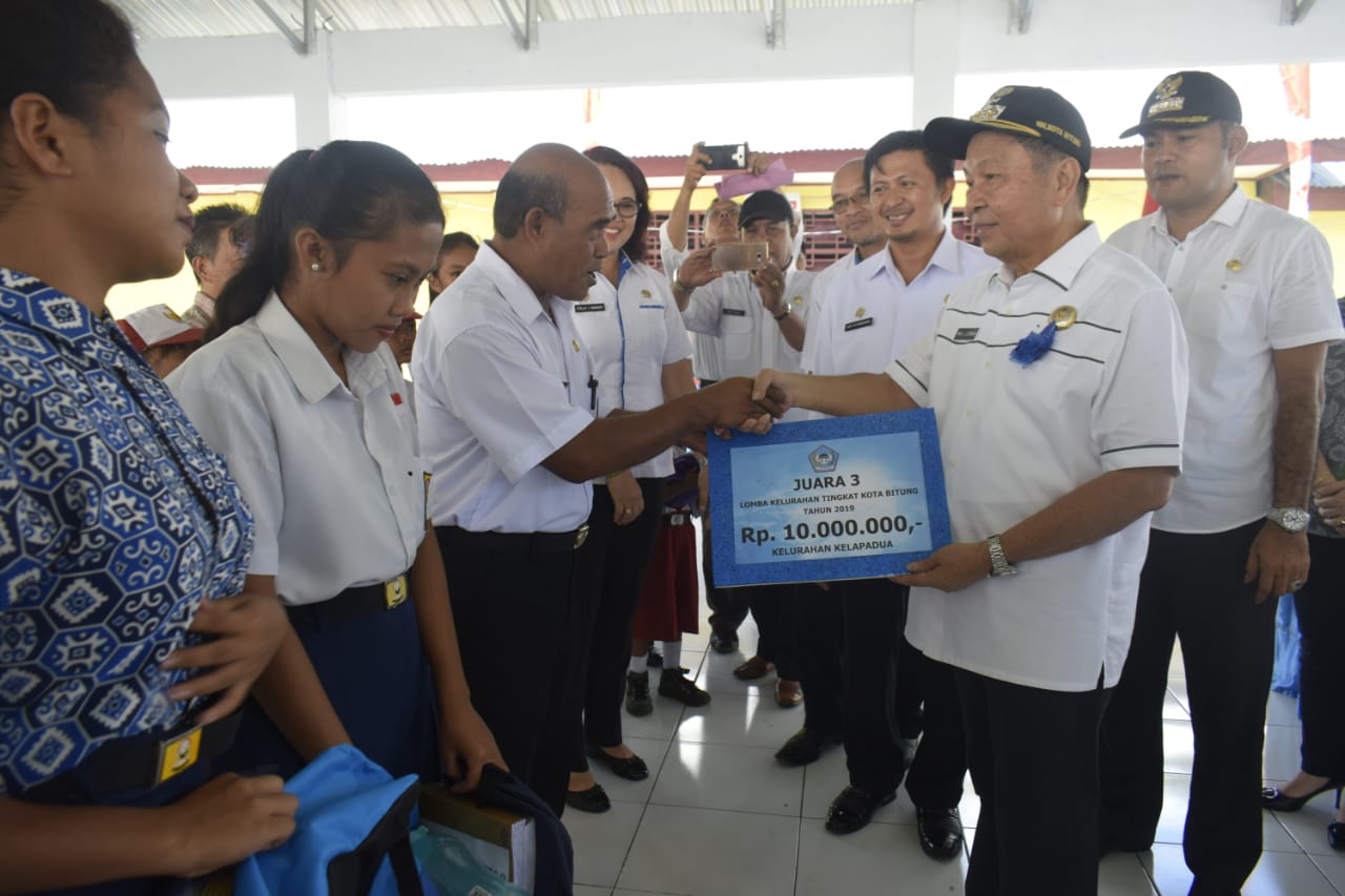 lomban-serahkan-insentif-di-kecamatan-lembeh-selatan.jpg
