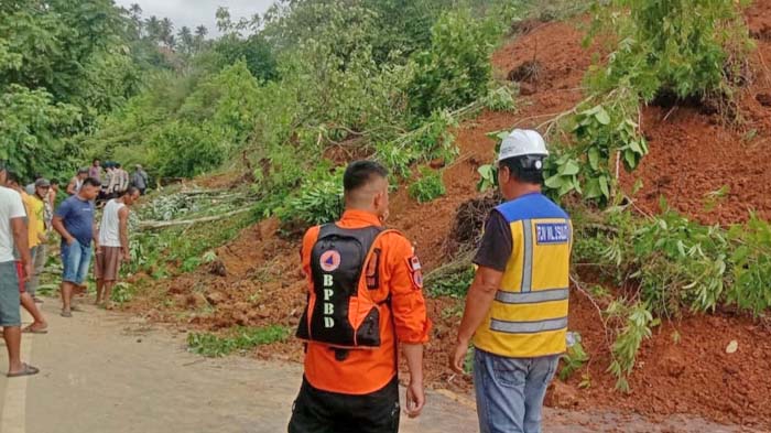 longsor-di-jalan-desa-lobong-bolmong-sulut-hari-ini.jpg