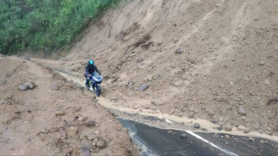 Tertutup Longsor, Jalan Tobongon-Badaro Tidak Bisa Dilalui Kendaraan Roda Empat