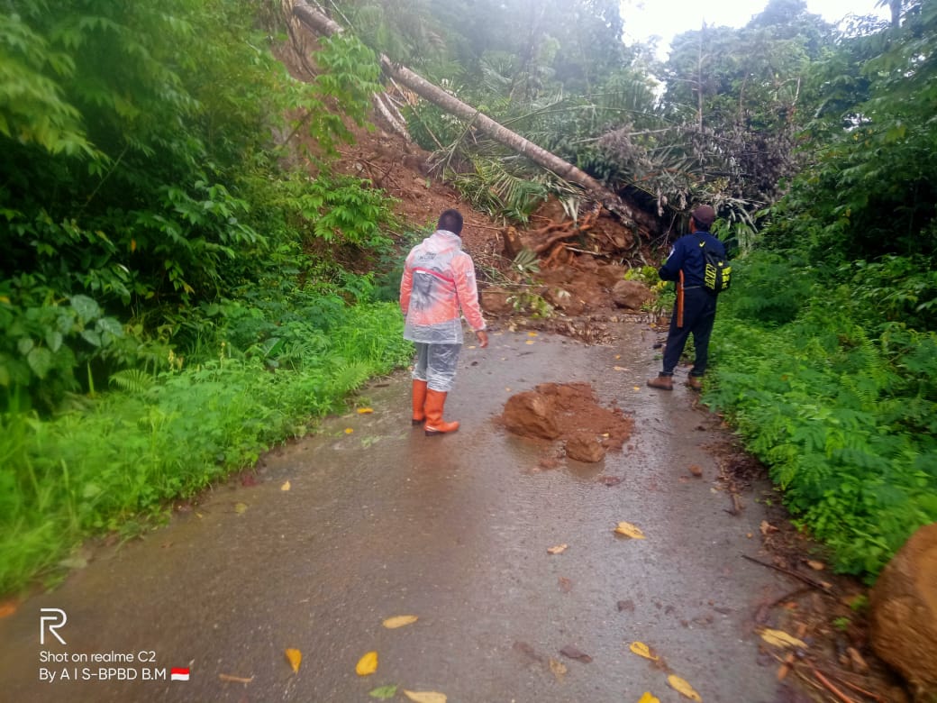 longsor-yang-terjadi-di-desa-inuai-gfjghjghj.jpg
