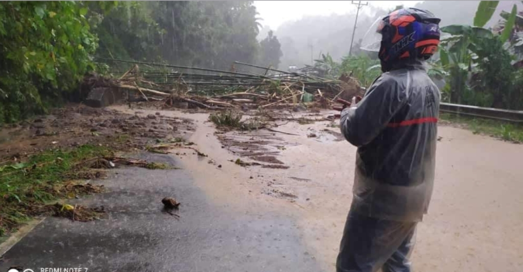 longsor-yang-terjadi-di-kilo-7-kotamabagu-menutup-akses-jalan-trans-sulawesi.jpg