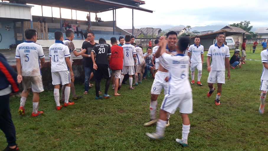 luapan-kegembiraan-suporter-tim-sepak-bola-bintang-muda-matali-bmm_20170830_214719.jpg