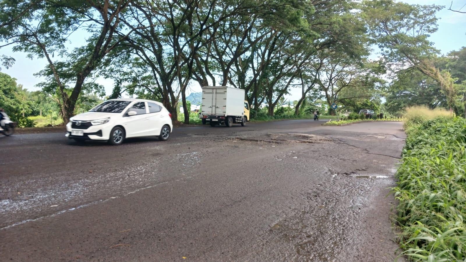 Pedagang hingga Pengendara Keluhkan Sejumlah Titik di Jalan Soekarno Minut Rusak