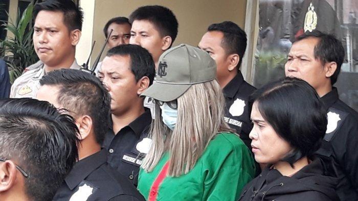 lucinta-luna-saat-dihadirkan-kepada-awak-media-di-mapolres-metro-jakarta-barat.jpg