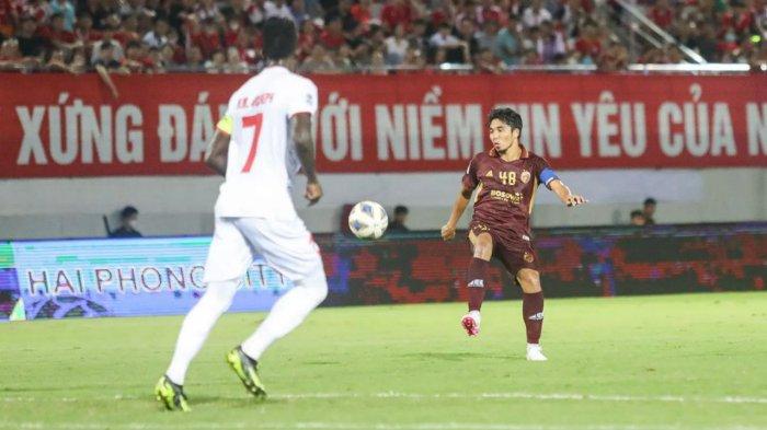 m-arfan-nomor-48-ketika-mengontrol-bola-pada-pertandingan-afc-cup.jpg