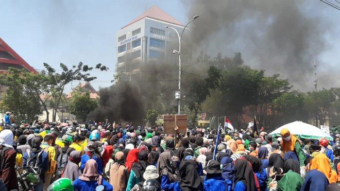 Demo Ribuan Mahasiswa di Makassar Ricuh, Perempuan Banyak Berjatuhan Hirup Gas Air Mata