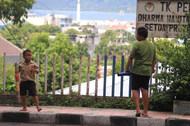Dua Orang Anak Sedang Memainkan Sperak