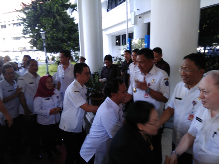 Olly 'Diserbu' Ribuan PNS di Kantor Gubernur Usai Apel Perdana