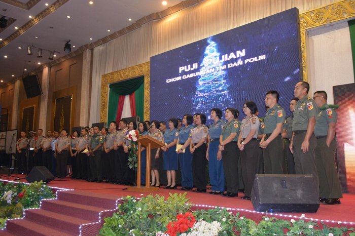 Prajurit Lantamal VIII Mengisi Puji-pujian di Perayaan Natal Polda Sulut 2017