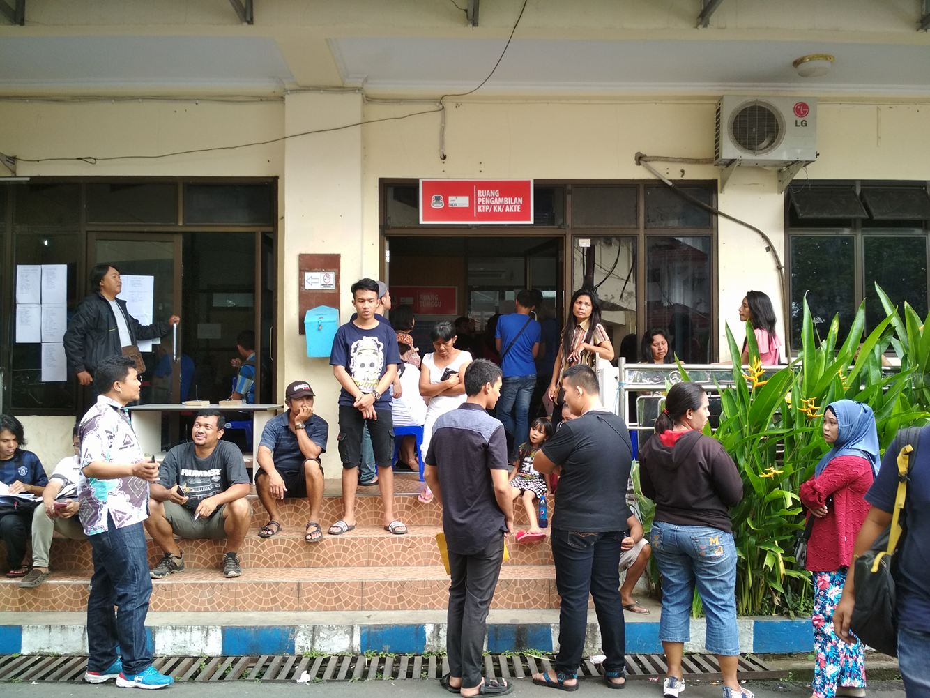 Takut Kartu SIM Prabayar Diblokir, Warga Manado Ramai Urus KTP Elektronik