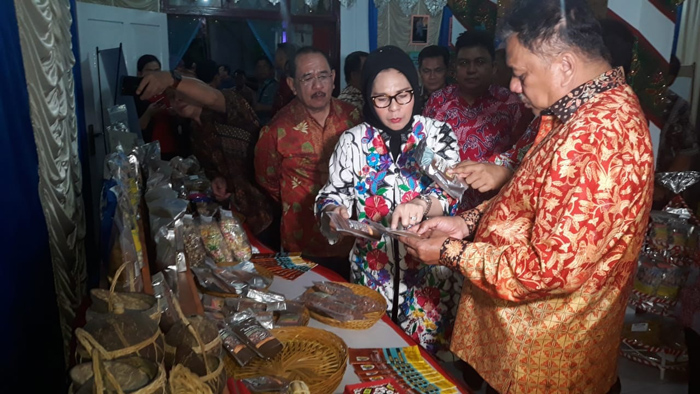 Kunjungi Stan Kotamobagu, Olly Lihat Kopi Berkemasan