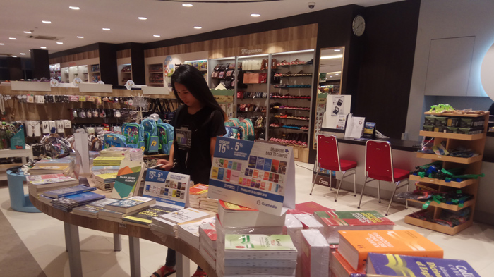 Ayo Belanja Buku di TB Gramedia Sam Ratulangi Ada Diskon Kamus dan Buku Ekonomi