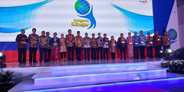 Implementasikan TIK di Pendidikan Sulut, Gubernur Olly Terima Penghargaan Kihajar Dari Kemendikbud