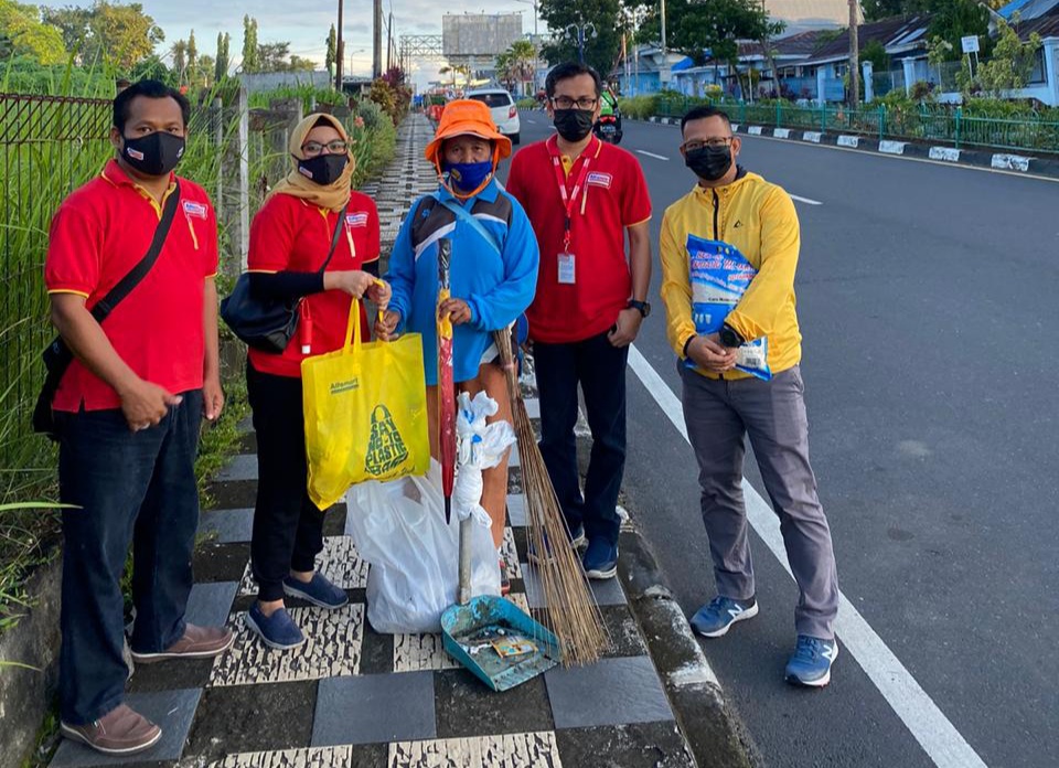 manajemen-alfamart-cabang-manado-menyalurkan-bantuan.jpg