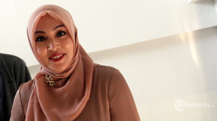 mantan-anggota-dpr-angelina-sondakh-usai-menjadi-saksi-di-sidang-kasus-korupsi.jpg
