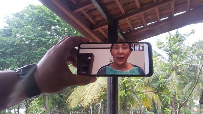 mantan-menteri-kkp-susi-pudjiastuti-saat-sedang-melakukan-panggilan-video-dengan-seorang-nelayan.jpg