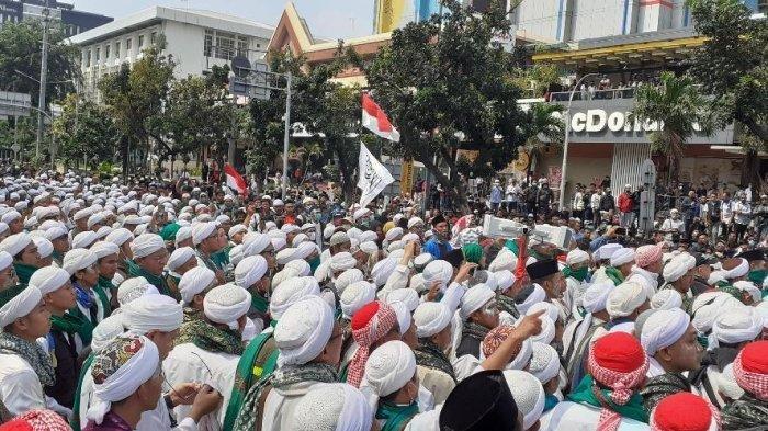 massa-aksi-22-mei-mengatasnamakan-majelis-ini-mulai-berdatangan-di-bawaslu-ri.jpg