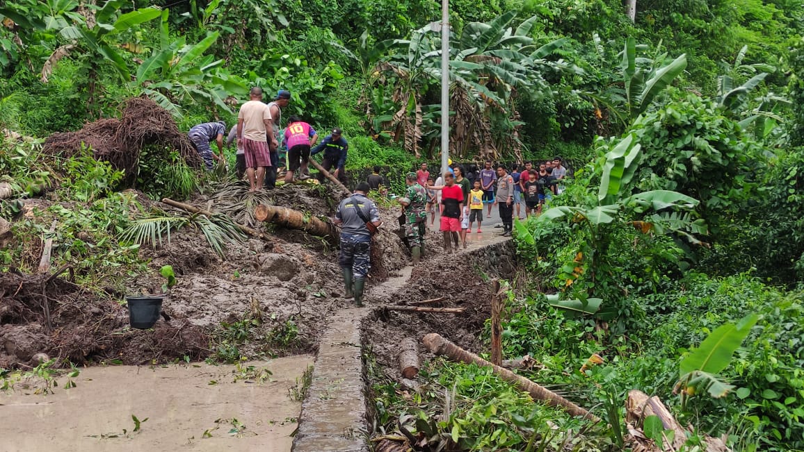 material-longsor-yang-menutupi-akses-jalan-di-kampung-tanaki-kecamatan-sibarsel.jpg