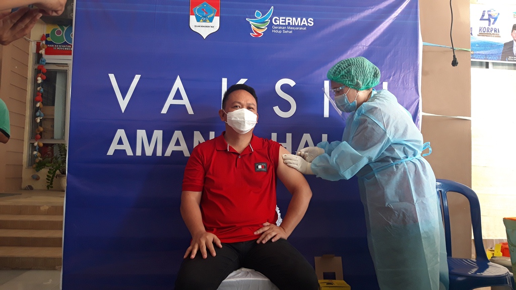 Medy Lensun Jadi Orang Pertama di Boltim yang Menerima Suntikan Vaksin Covid-19