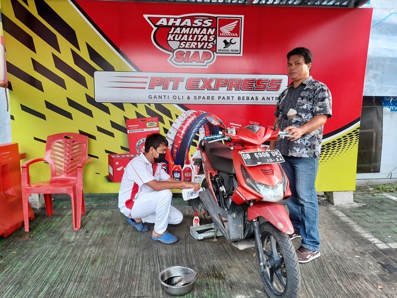 mekanik-tridjaya-motor-paal-2-sedang-menangani-motor.jpg