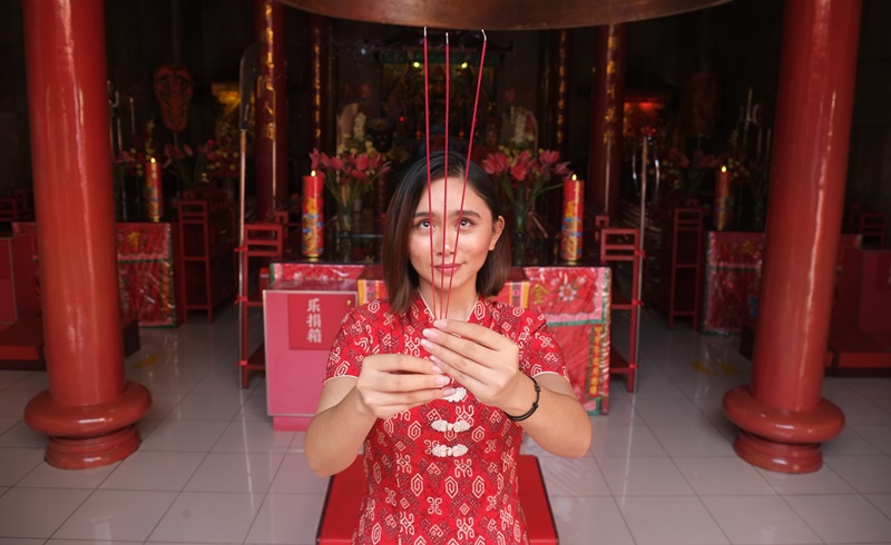 melisa-24-datang-bersembahyang-dalam-rangka-menyambut-hari-raya-imlek-di-klenteng-kwan-kong.jpg