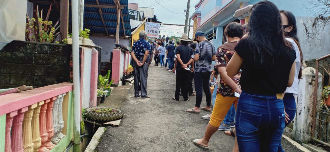 mengikuti-protokol-kesehatan-warga-yang-memilih-di-kelurahan-paslaten-dua-harus-antri-masuk-ke-tps.jpg