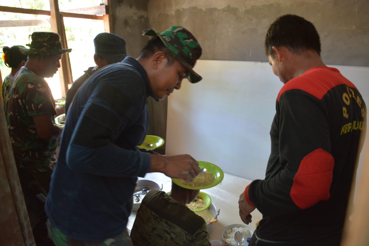 Satgas TMMD Makan dan Minum di Lokasi Pembangunan Kantor Bersama Tiga Pilar Desa
