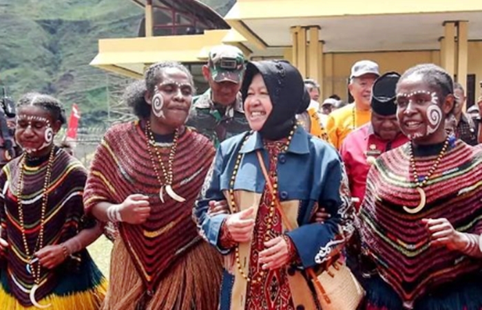 mensos-risma-beri-bantuan-setengah-miliar-untuk-siswa-siswa-di-puncak-jaya.jpg