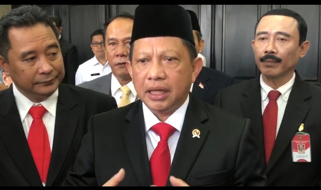menteri-dalam-negeri-tito-karnavian-usai-melantik-elly-engelbert-lasut-dan-moktar-parapaga.jpg