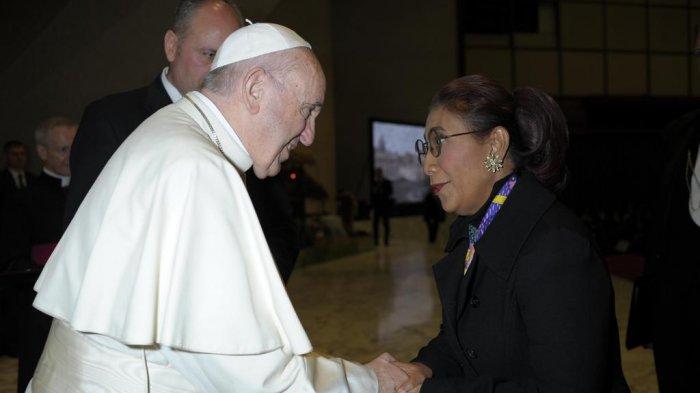 menteri-kelautan-dan-perikanan-susi-pudjiastusi-saat-bertemu-dengan-paus-fransiskus.jpg