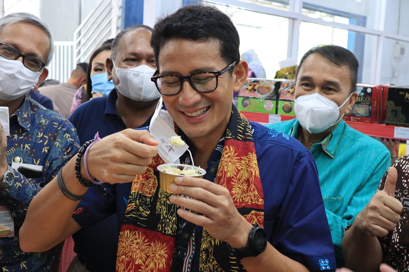 menteri-pariwisata-dan-ekonomi-kreatif-sandiaga-uno-cicipi-klappertart.jpg