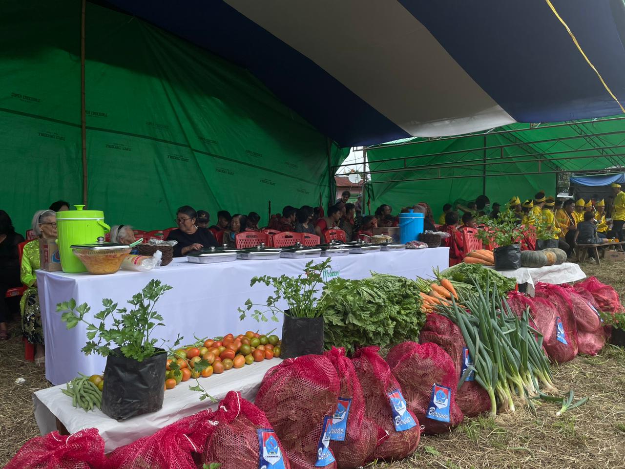 Warga Mooat Bawa Hasil Tani dan Makanan untuk Pengunjung Festival MHF Boltim Sulawesi Utara