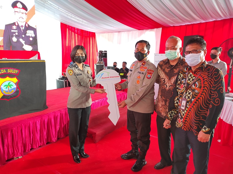 menyerahkan-simbolis-kunci-rumah-kepada-anggota-polda-sulut.jpg