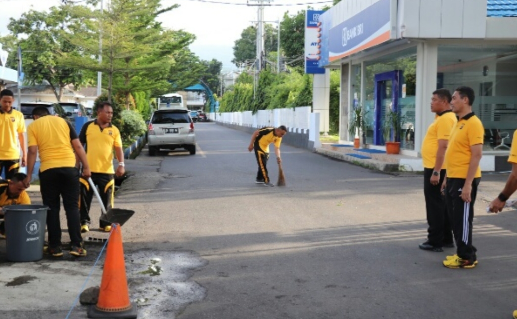 menyikapi-perkembangan-situasi-terkait-virus-covid-19-polda-sulut-bersihkan-halaman-makopolda.jpg