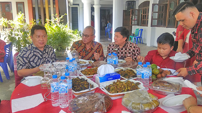 Lonceng Gereja Pemberian Gubernur Olly Diresmikan Pemasangannya di GMIM Solagratia Kaiwatu