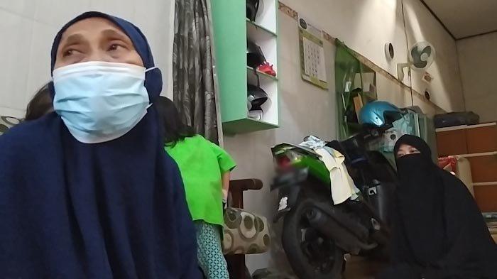 Istri Dua Terduga Teroris di Jatim Ungkap Isi Hati soal Suami: 'Saya Kaget Percakapan Apa di HP-nya'