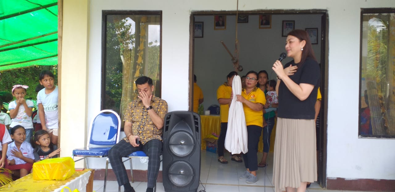 Michaela Paruntu Bagikan Modem Internet Gratis ke Sekolah di Desa Tangkunei