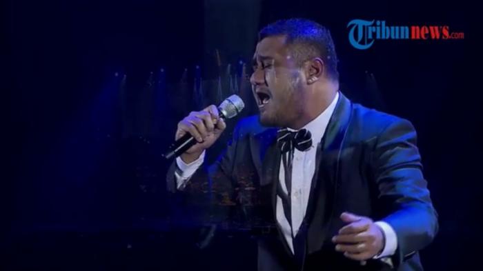 mike-mohede-saat-menyanyikan-lagu_20160802_095241.jpg