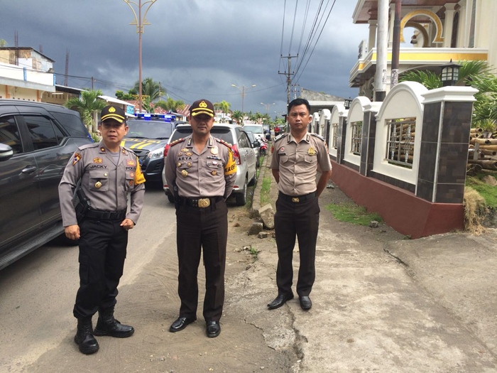 Kapolres Minsel Tinjau Langsung Personil Pengamanan Ibadah Natal di Sejumlah Gereja