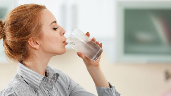 5 Masalah Kesehatan Minum Sambil Berdiri yang Berdampak Buruk