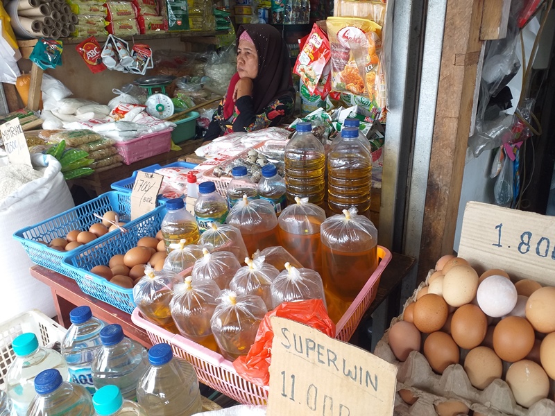 Harga Minyak Goreng di Pasar Karombasan Manado Masih Rp 20 Ribu per Liter