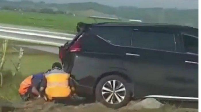 mobil-dari-surabaya-tertembus-besi-pembatas-di-tol-pemalang-batang-3r.jpg