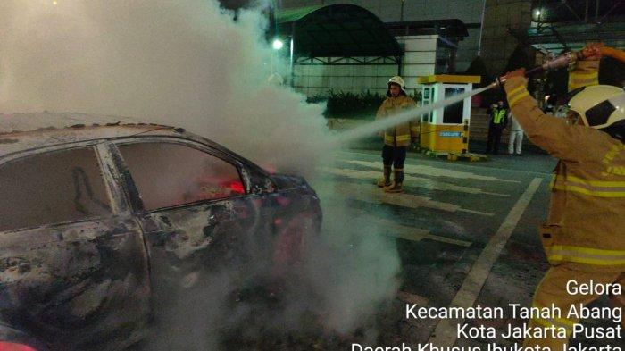 mobil-honda-brio-berpelat-nomor-b-1680-eyf-hangus-terbakar-4584.jpg