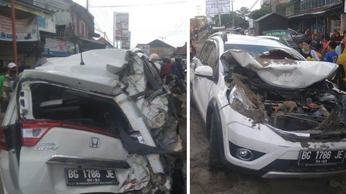 Kecelakaan Lalu Lintas, Honda BRV yang Dikendarai Suami Ringsek Dihantam Truk, Istri dan Anak Trauma
