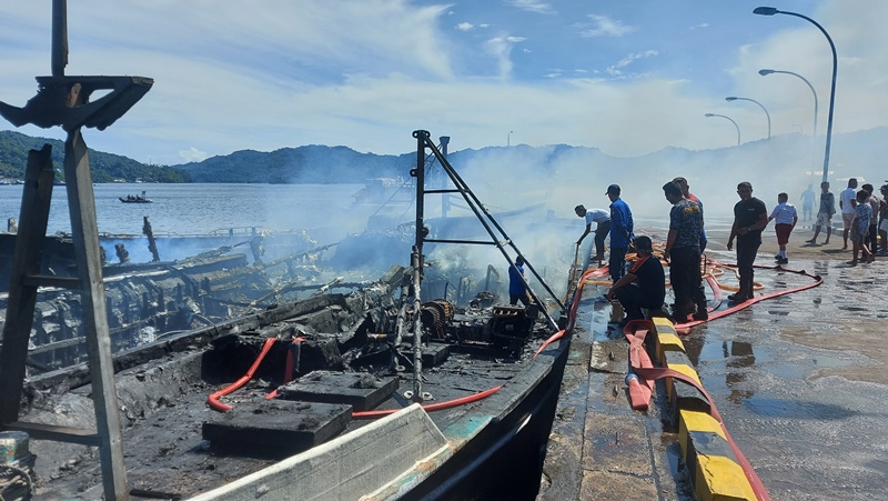mobil-pemadam-kebakaran-satpol-pp-kota-bitung-saat-padamkan-api-di-sejumlah-kapal-yang-terbakarhhfg.jpg